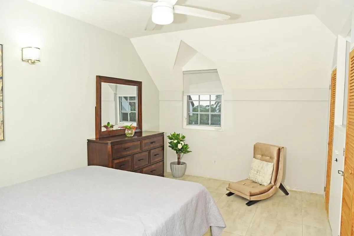 Penthouse With Loft At Seacastles, Beach And Pool 207 蒙特哥贝 0*,  牙买加