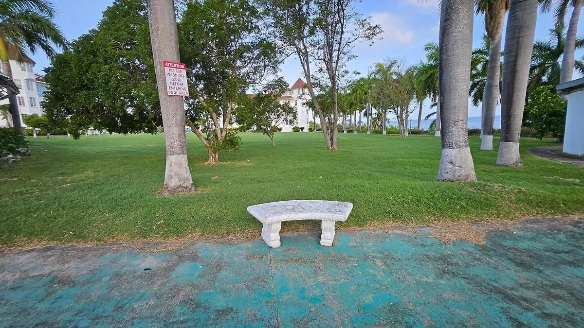 Penthouse With Loft At Seacastles, Beach And Pool 207 Montego Bay Jamaica